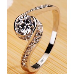 Anillo Elegante con Cristal...